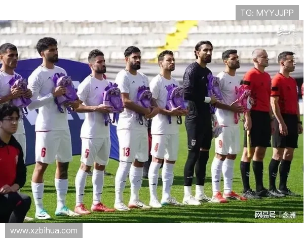 伊朗球员赛前与遇难青年合影纪念 伊朗球员赛前与遇难青年合影纪念